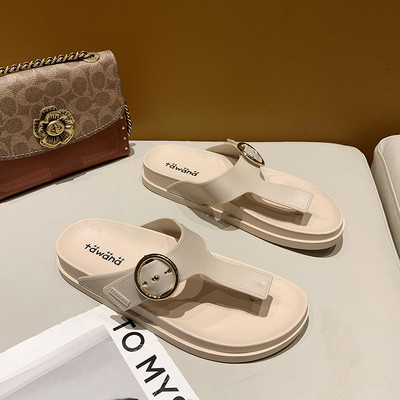 Дамски чехли между пръста от еко кожа и метална катарама