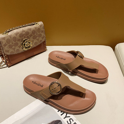 Дамски чехли между пръста от еко кожа и метална катарама