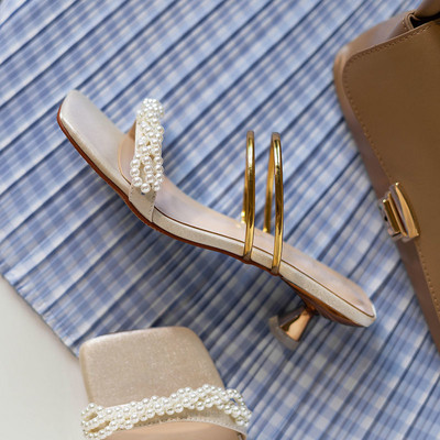 Дамски летни чехли с декорация перли и тънък ток 5см