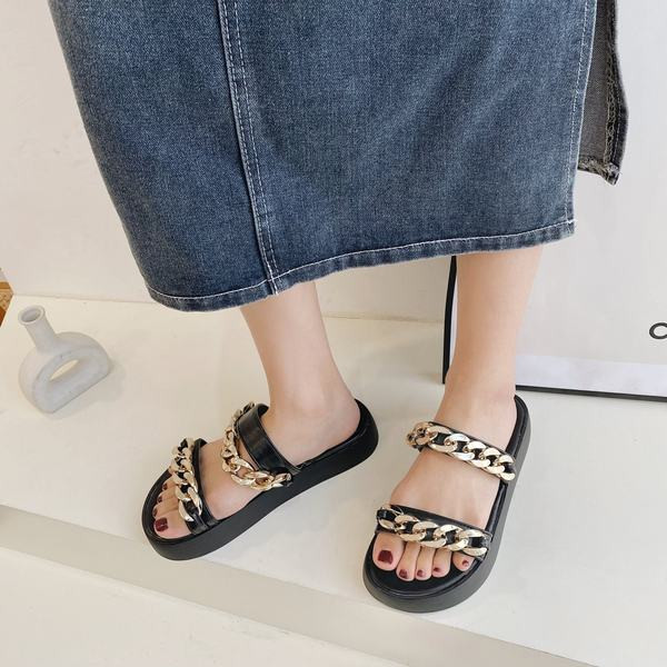 Нов модел дамски чехли с равна подметка и метална декорация