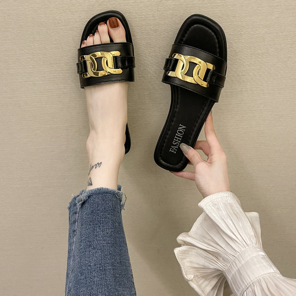 Дамски чехли от еко кожа с метални елементи