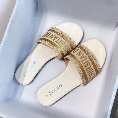 Стилни дамски чехли с равна подметка и надпис