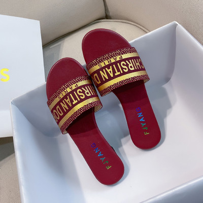 Стилни дамски чехли с равна подметка и надпис