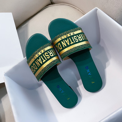 Стилни дамски чехли с равна подметка и надпис