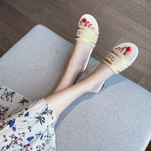 Стилни дамски чехли с равна подметка и надпис