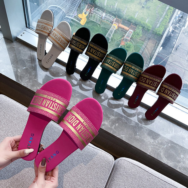 Стилни дамски чехли с равна подметка и надпис