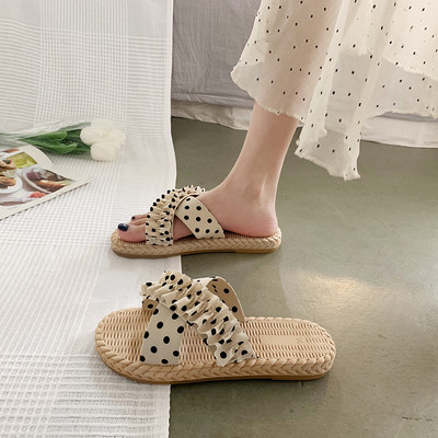 Стилни дамски чехли с кръстосани каишки и равна подметка