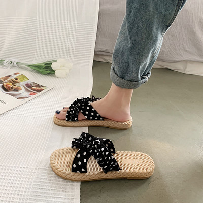 Стилни дамски чехли с кръстосани каишки и равна подметка