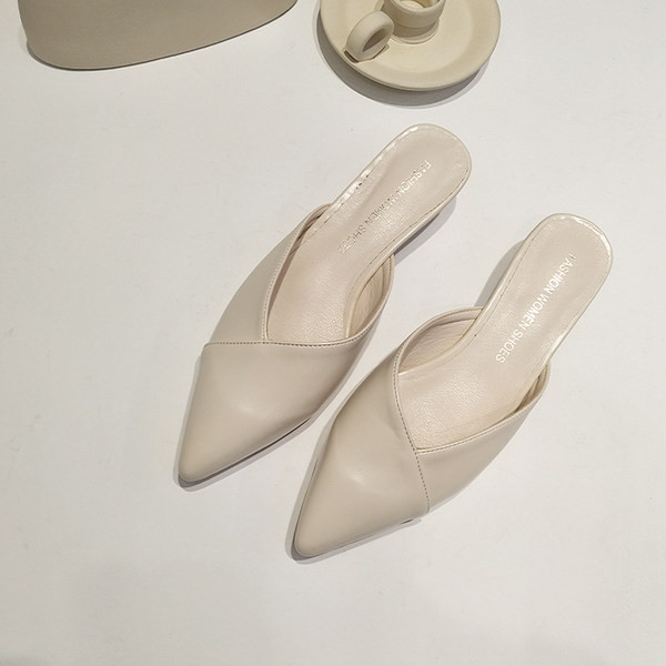 Стилни дамски чехли от еко кожа заострен модел