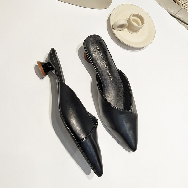 Стилни дамски чехли от еко кожа заострен модел