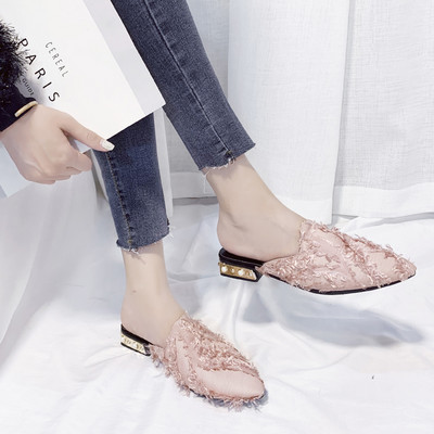 Заострен модел дамски чехли с квадратен ток