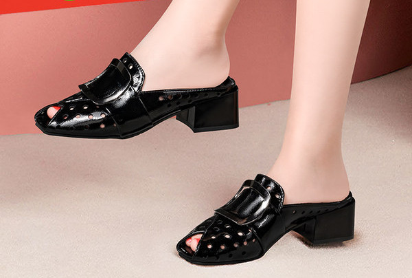 Дамски чехли с катарама и дебел квадратен ток 3см 