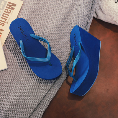 Стилни дамски чехли за през пръстите с платформа