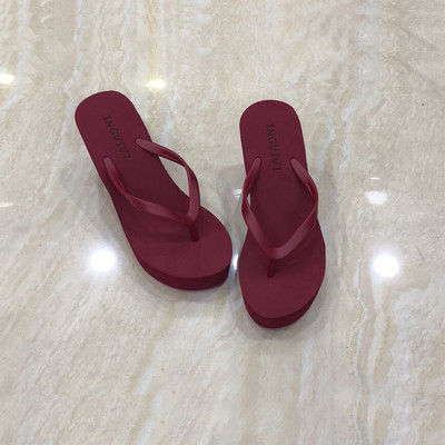 Стилни дамски чехли за през пръстите с платформа