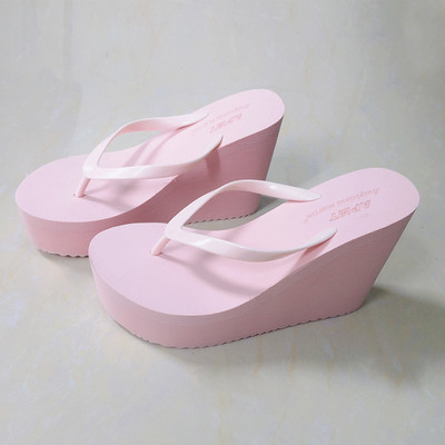 Стилни дамски чехли за през пръстите с платформа