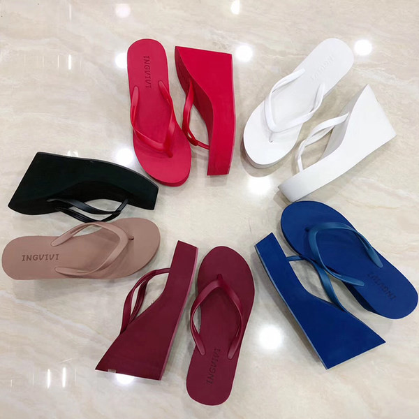 Стилни дамски чехли за през пръстите с платформа