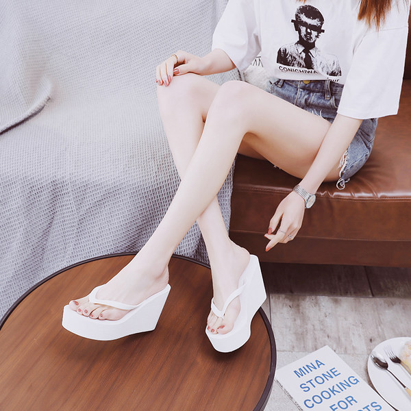 Стилни дамски чехли за през пръстите с платформа