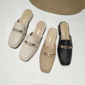 Кожени дамски чехли с метална декорация 