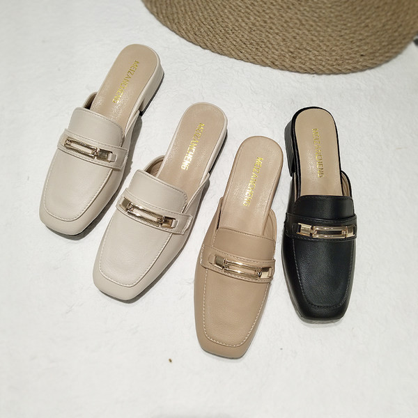 Кожени дамски чехли с метална декорация 