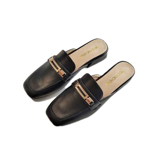 Кожени дамски чехли с метална декорация 