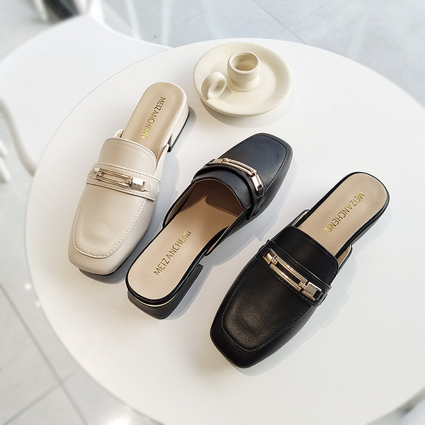 Кожени дамски чехли с метална декорация 