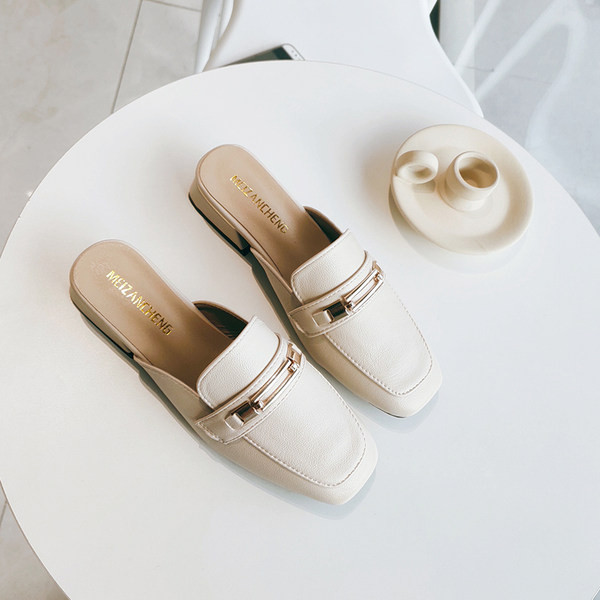 Кожени дамски чехли с метална декорация 