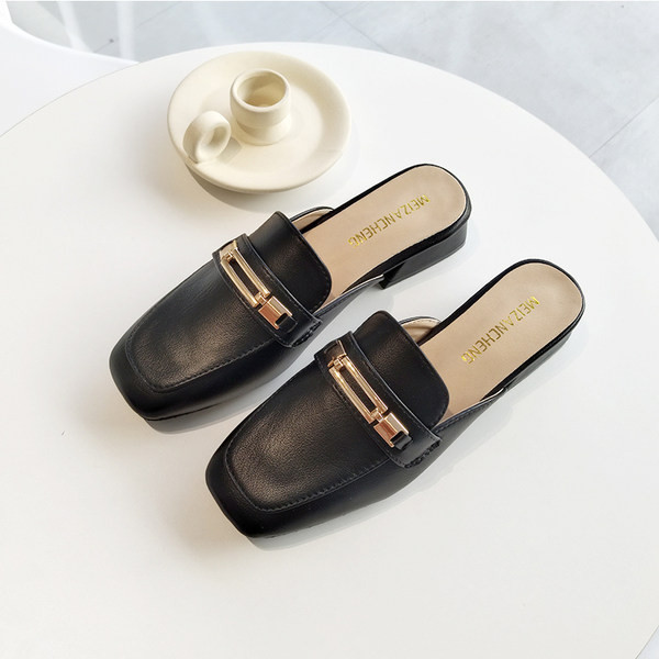 Кожени дамски чехли с метална декорация 