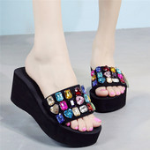 Актуални дамски чехли в два модела с декоративни камъни