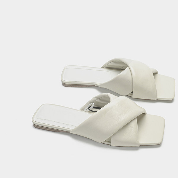 Нов модел дамски чехли с кръстосани каишки в бял цвят