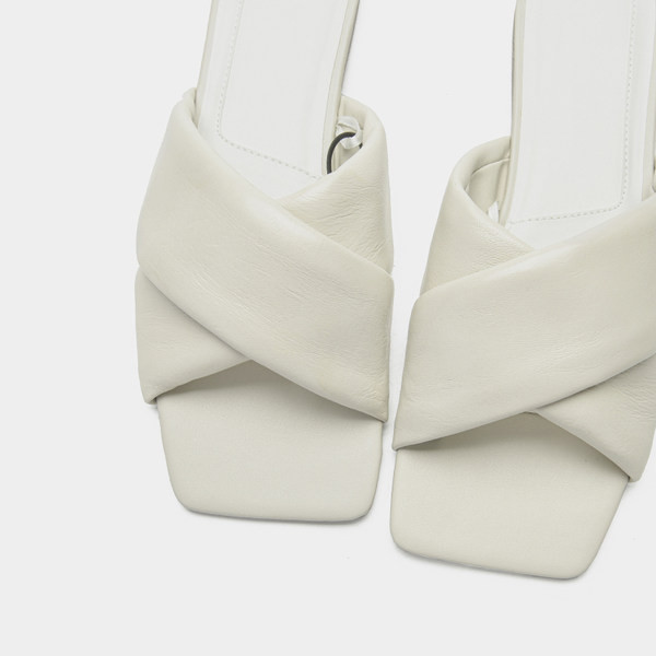 Нов модел дамски чехли с кръстосани каишки в бял цвят