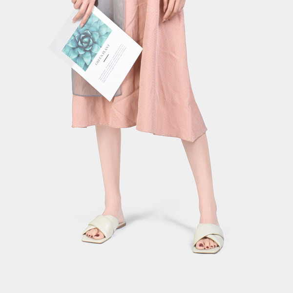 Нов модел дамски чехли с кръстосани каишки в бял цвят