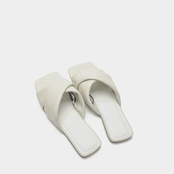 Нов модел дамски чехли с кръстосани каишки в бял цвят