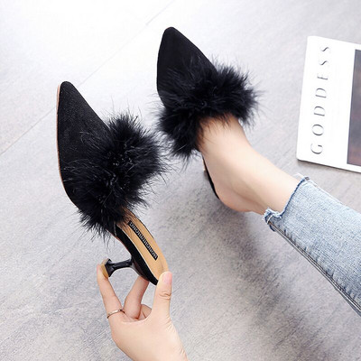 Дамски заострени чехли с пух и тънък ток 5см 