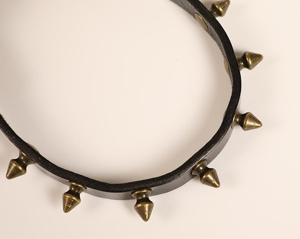 Кучешки нашийник от еко кожа с метални нитове