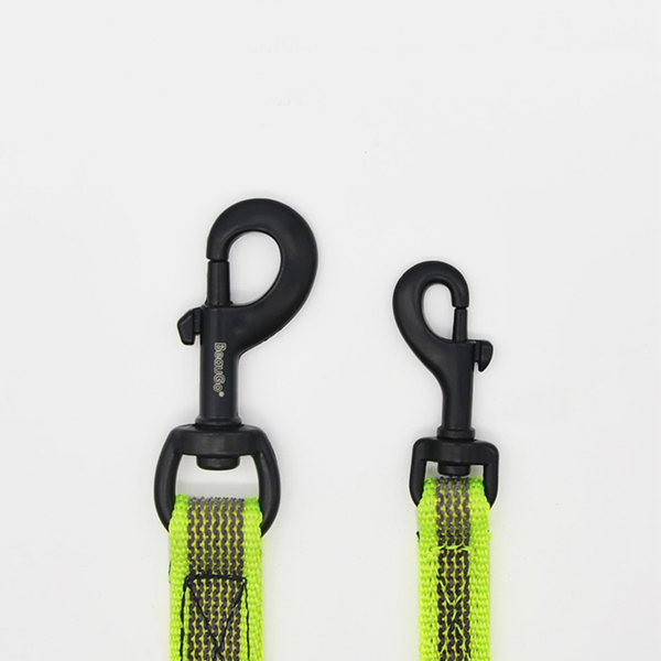 Lesa pentru caini in trei culori