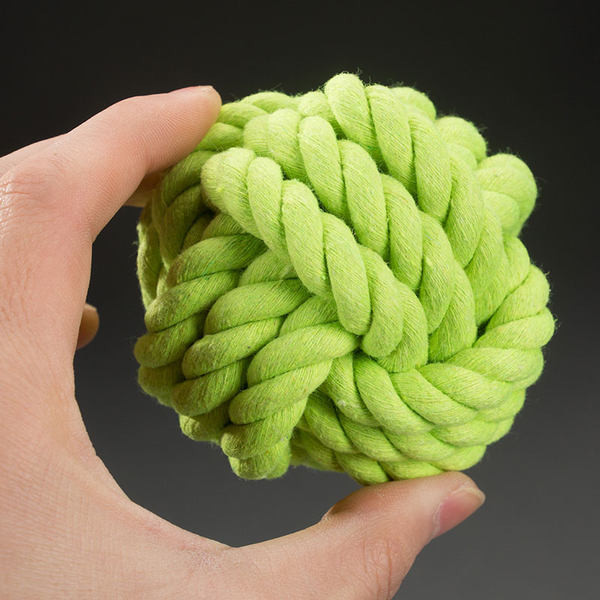 Jucărie pentru câini - o minge de frânghie sau frânghie