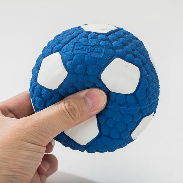 Väike kummipall koerale