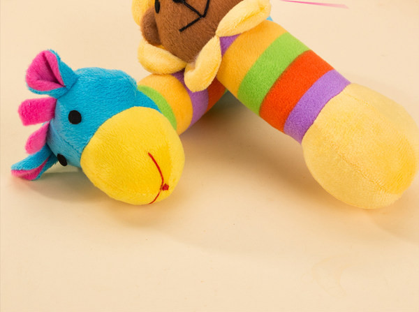 Jucărie de pluș colorată pentru câini
