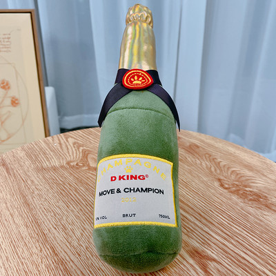 Mai multe modele de jucarii de plus pentru caini