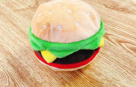 Mai multe modele de jucarii de plus pentru caini