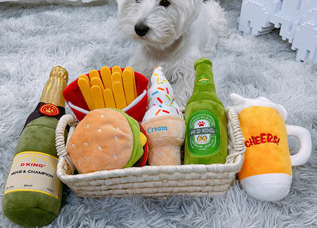 Mai multe modele de jucarii de plus pentru caini