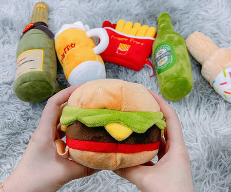 Mai multe modele de jucarii de plus pentru caini