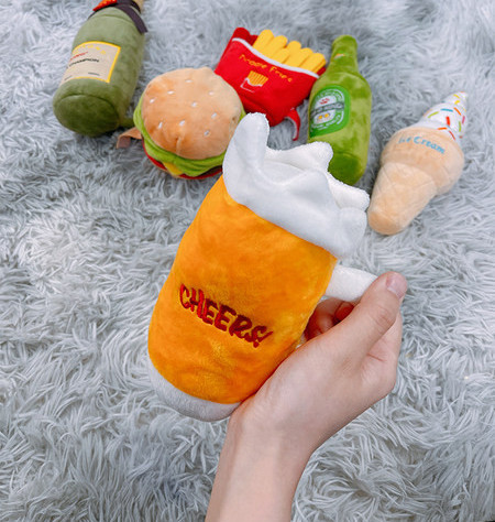 Mai multe modele de jucarii de plus pentru caini