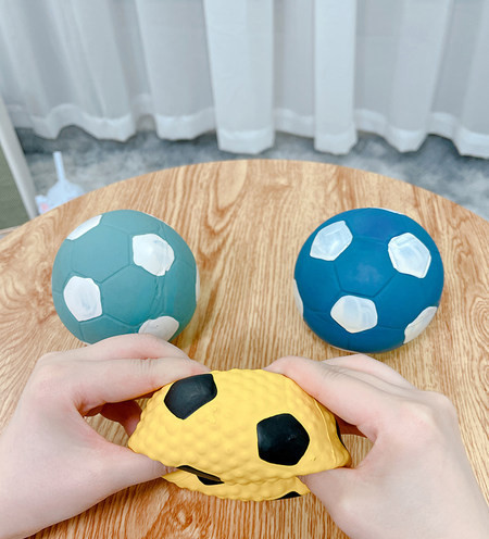 Jalgpalli kujuline kummist koeramänguasi