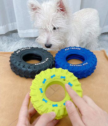 Кучешка играчка във формата на гума с надпис 