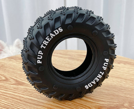 Igračka za psa u obliku gume sa natpisom