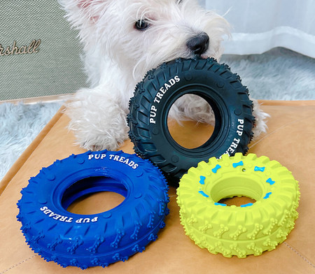 Igračka za psa u obliku gume sa natpisom