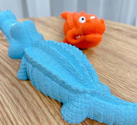 Kahes värvitoonis silikoonist mänguasi