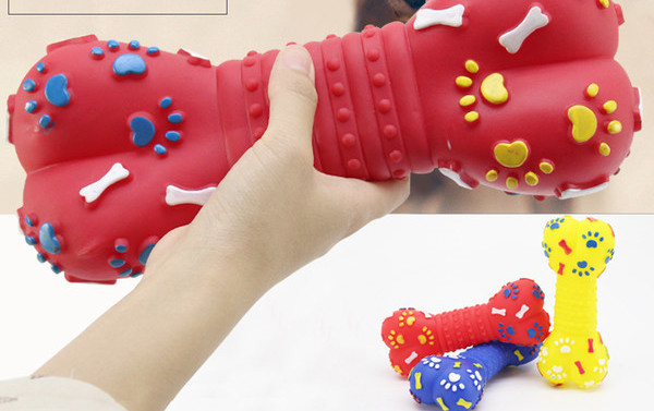 Kummist koeramänguasi luu ja palli kujul