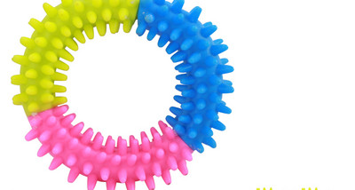 Erinevad kummist mänguasjade mudelid koertele